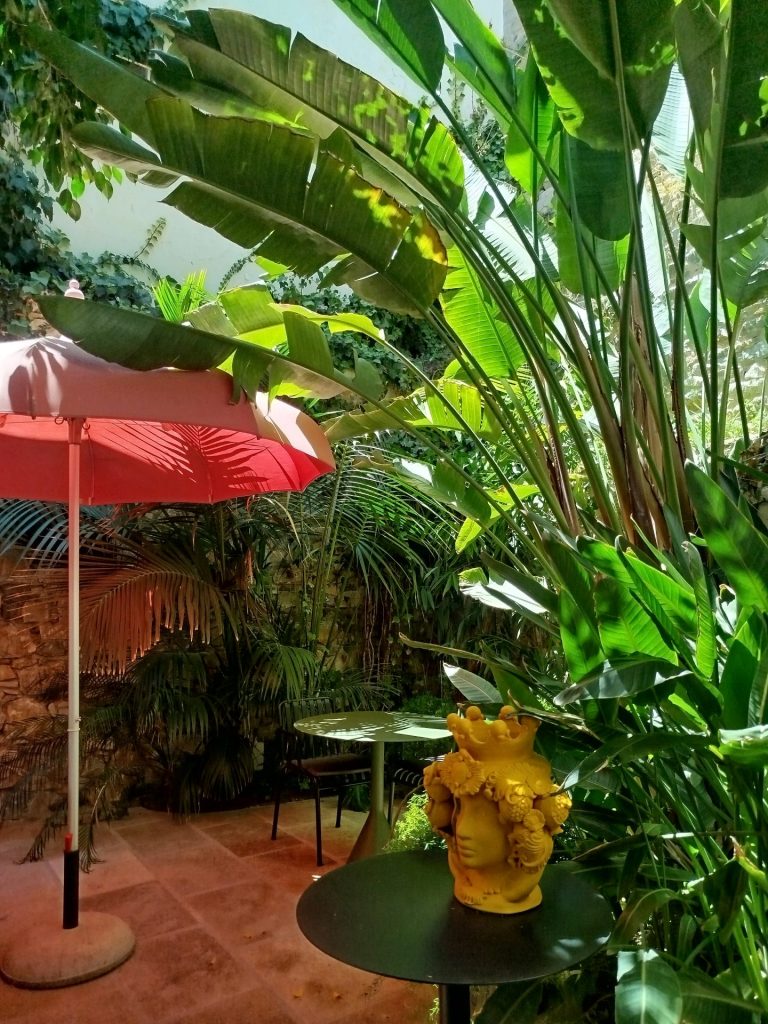 Aristide Hotel: Στη Σύρο οι Oana και Jasmine Aristide οραματίστηκαν ένα ξενοδοχείο όπου η αειφορία συναντά τη σύγχρονη πολυτελή φιλοξενία - FlagInLife