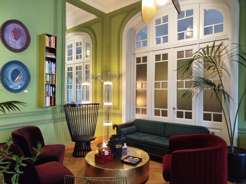 Aristide Hotel: Στη Σύρο οι Oana και Jasmine Aristide οραματίστηκαν ένα ξενοδοχείο όπου η αειφορία συναντά τη σύγχρονη πολυτελή φιλοξενία - FlagInLife