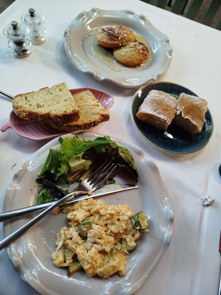 Aristide Hotel: Στη Σύρο οι Oana και Jasmine Aristide οραματίστηκαν ένα ξενοδοχείο όπου η αειφορία συναντά τη σύγχρονη πολυτελή φιλοξενία - FlagInLife