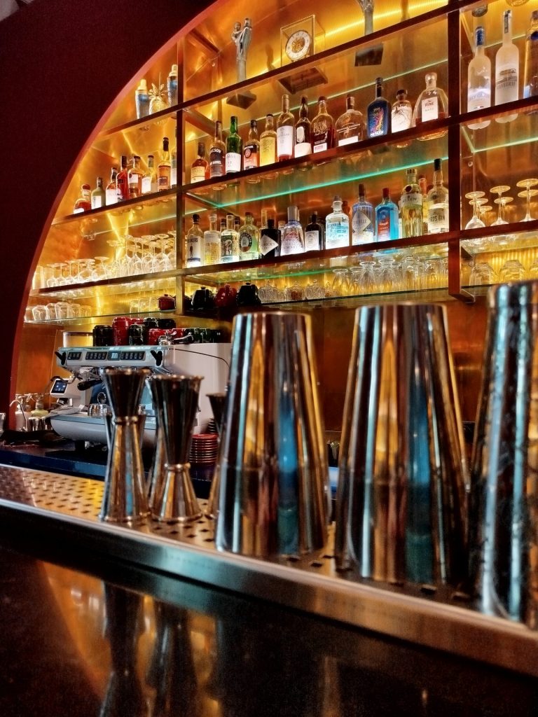 Aristide Hotel: Στη Σύρο οι Oana και Jasmine Aristide οραματίστηκαν ένα ξενοδοχείο όπου η αειφορία συναντά τη σύγχρονη πολυτελή φιλοξενία - FlagInLife