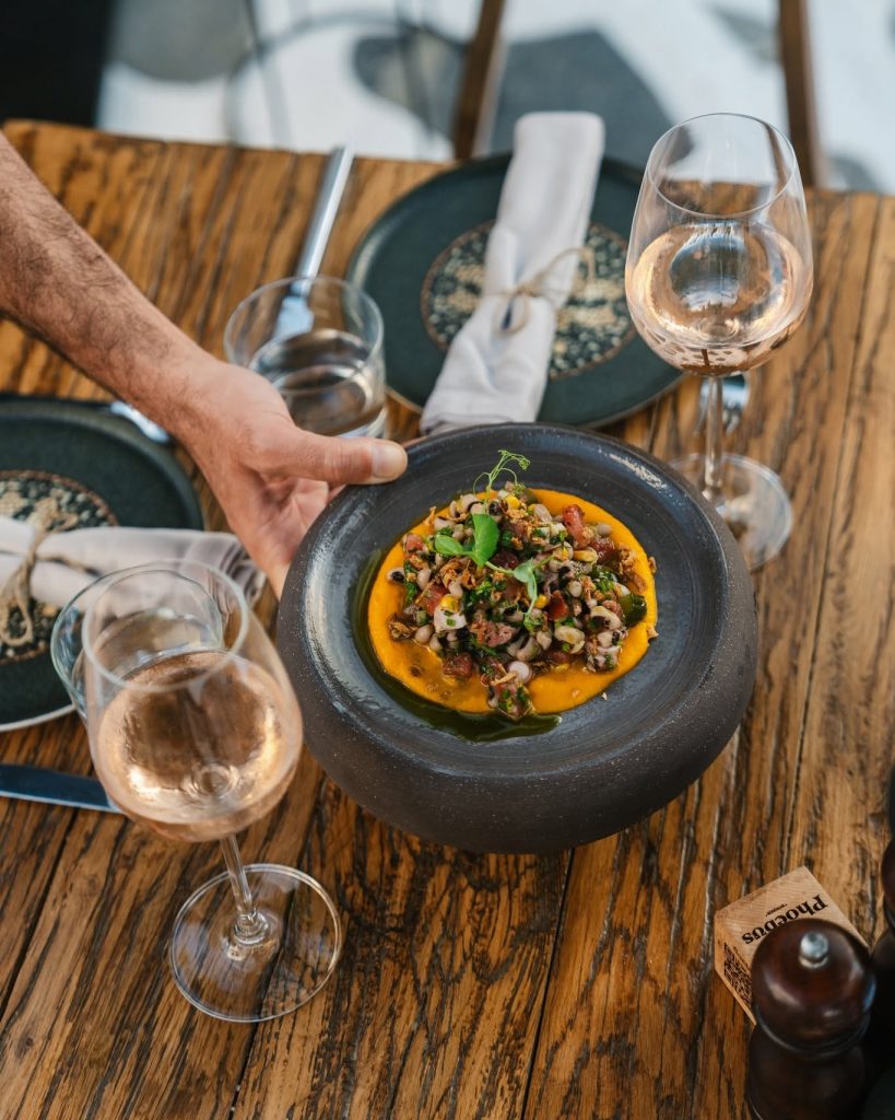 Phoebus Seafood Restaurant: Το εστιατόριο στη Μύκονο που έχει κάνει το ψάρι πρωταγωνιστή - FlagInLife