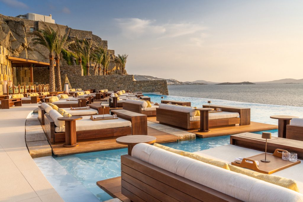 Zuma Mykonos: Μια γαστρονομική πολιτεία με πρωταγωνιστή τον Ανδρέα Μπολλάνο 3 Zuma Mykonos: Μια γαστρονομική πολιτεία με πρωταγωνιστή τον Ανδρέα Μπολλάνο - FlagInLife
