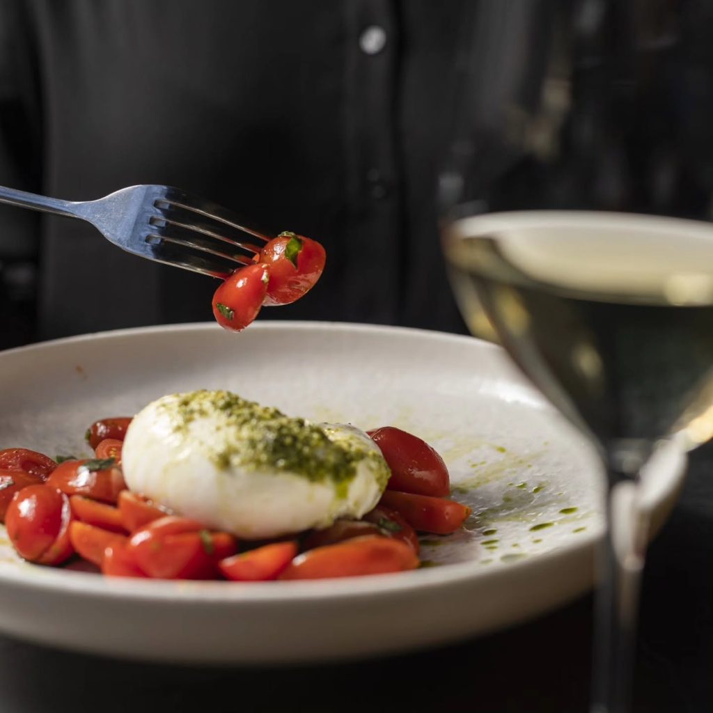 Μονμάρτη Wine Bar Restaurant: Η τέχνη ως μέρος του wine dining στη Θεσσαλονίκη - FlagInLife