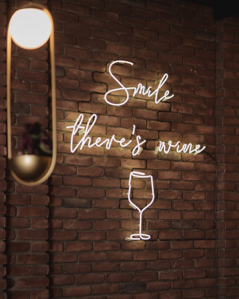 Μονμάρτη Wine Bar Restaurant: Η τέχνη ως μέρος του wine dining στη Θεσσαλονίκη - FlagInLife