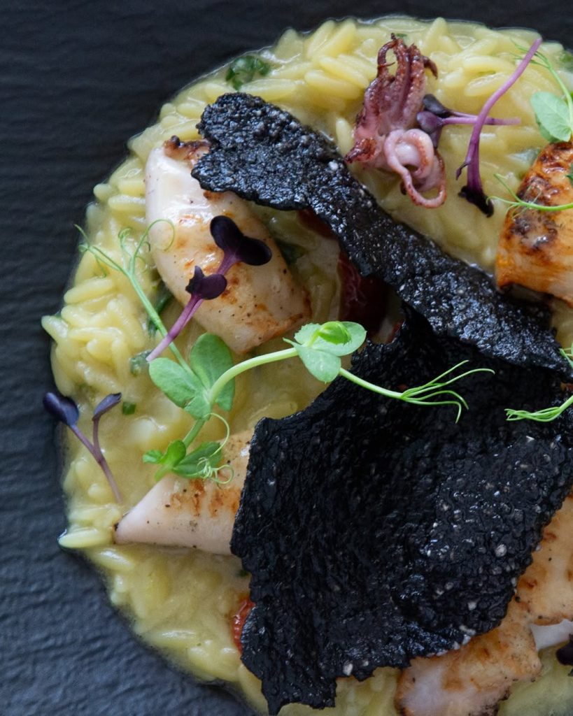 Phoebus Seafood Restaurant: Το εστιατόριο στη Μύκονο που έχει κάνει το ψάρι πρωταγωνιστή - FlagInLife