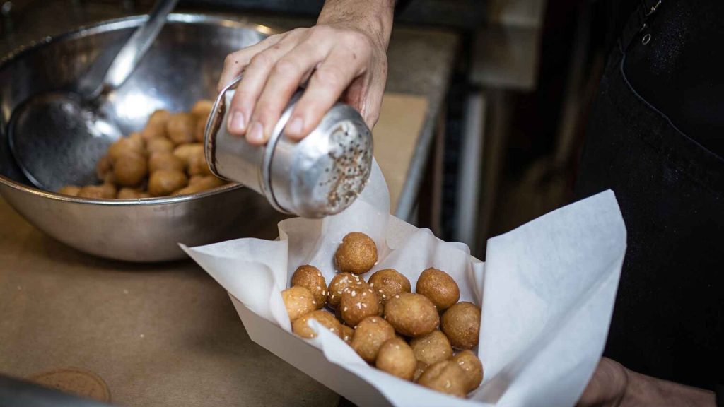Το street food στη Θεσσαλονίκη: Τέσσερις γεύσεις που αφηγούνται την ιστορία της πόλης 2 Το street food στη Θεσσαλονίκη: Τέσσερις γεύσεις που αφηγούνται την ιστορία της πόλης - FlagInLife