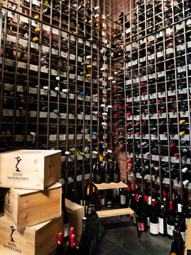 Μονμάρτη Wine Bar Restaurant: Η τέχνη ως μέρος του wine dining στη Θεσσαλονίκη - FlagInLife