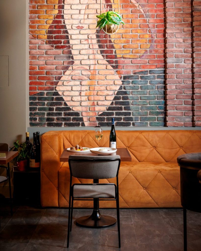 Μονμάρτη Wine Bar Restaurant: Η τέχνη ως μέρος του wine dining στη Θεσσαλονίκη - FlagInLife