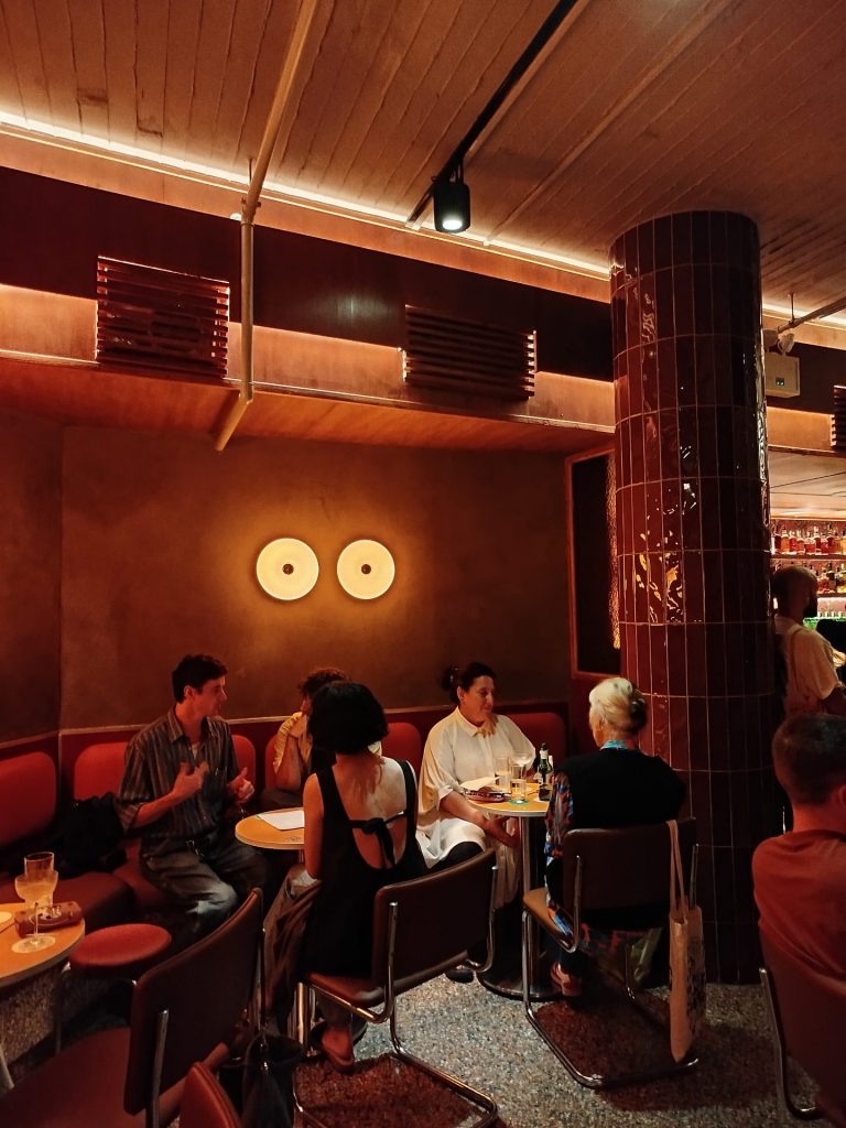 Bar 2046: Μπορεί ένα cinema bar να γίνει ένα πραγματικό bar; 3 Bar 2046: Μπορεί ένα cinema bar να γίνει ένα πραγματικό bar; - FlagInLife