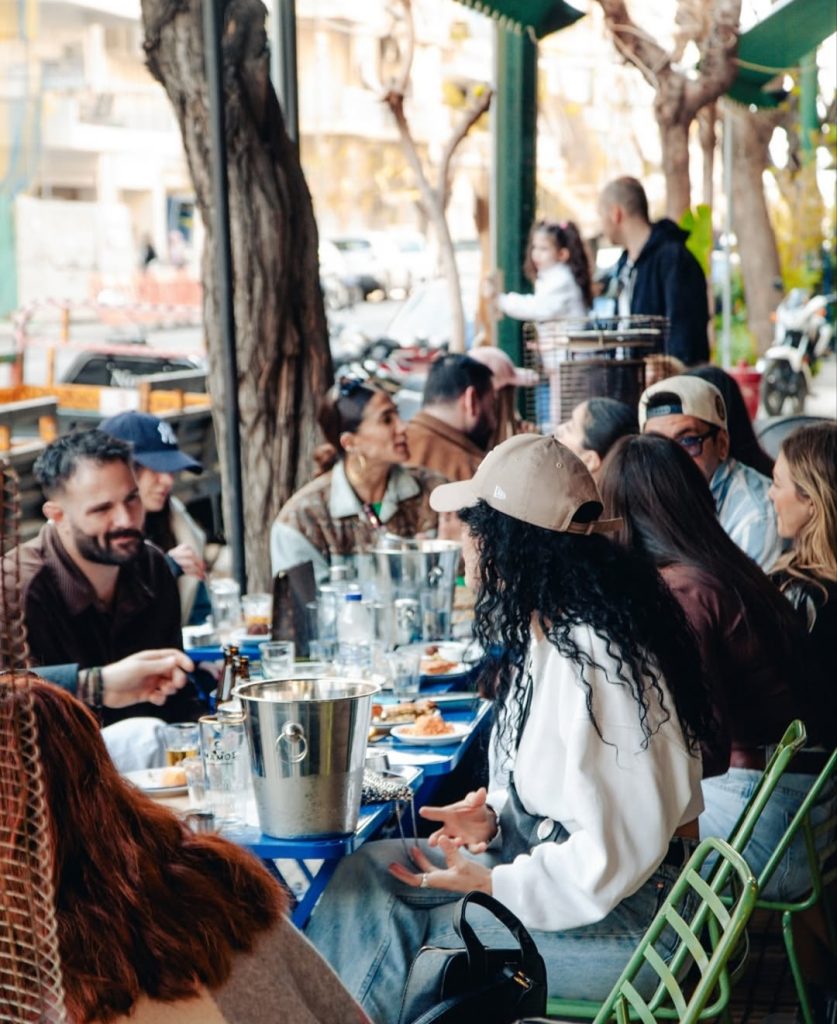 Το νέο καφενείο του Παγκρατίου λέγεται Γοργόνα και έχει ελληνική κουζίνα, τάβλι και μεζέδες - FlagInLife
