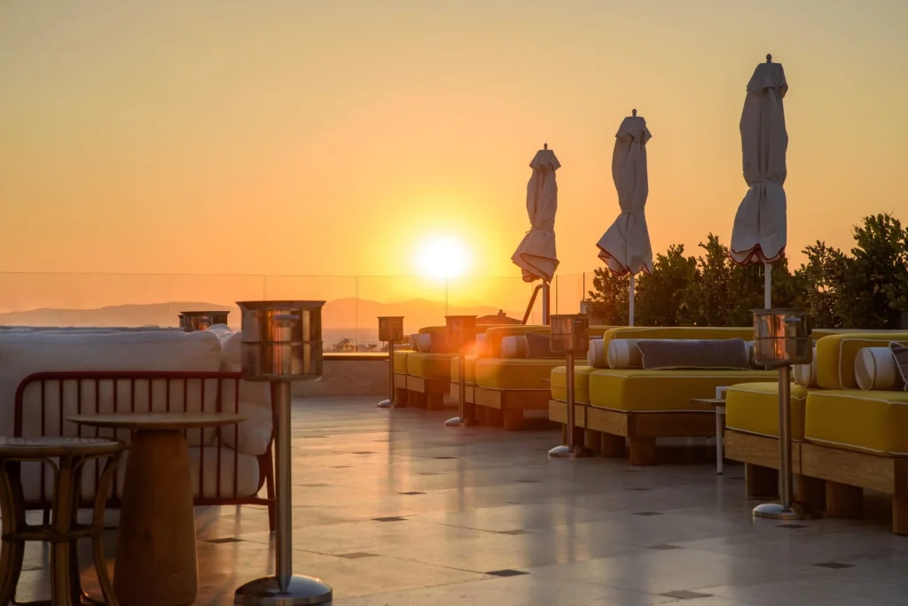 Αθήνα από ψηλά: 3 rooftops για cocktails, sunset και καλό φαγητό για το αποκαλόκαιρο - FlagInLife