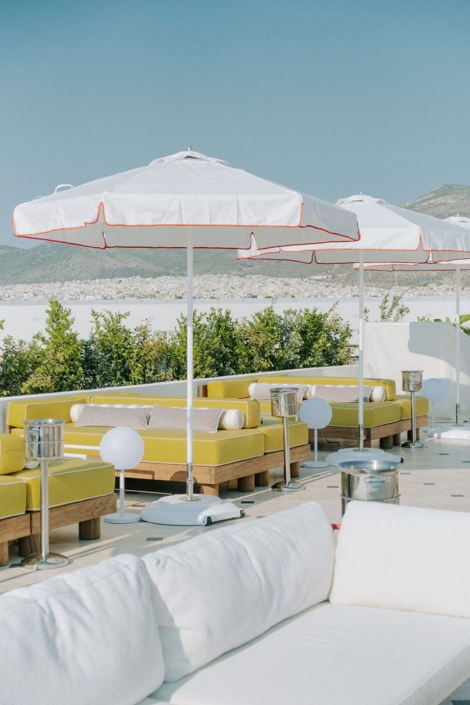 Αθήνα από ψηλά: 3 rooftops για cocktails, sunset και καλό φαγητό για το αποκαλόκαιρο - FlagInLife