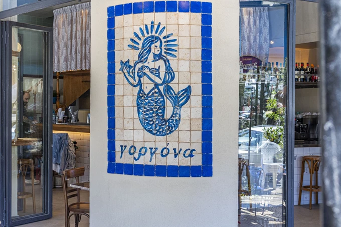 Το νέο καφενείο του Παγκρατίου λέγεται Γοργόνα και έχει ελληνική κουζίνα, τάβλι και μεζέδες - FlagInLife