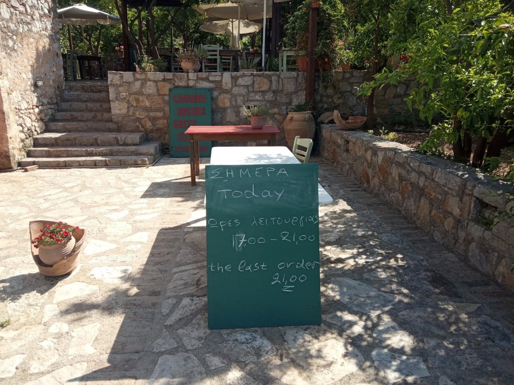 Καλογερικόν: Η ταβέρνα στην Αρχαία Επίδαυρο που μαγειρεύει τον ίδιο τον τόπο 2 Καλογερικόν: Η ταβέρνα στην Αρχαία Επίδαυρο που μαγειρεύει τον ίδιο τον τόπο - FlagInLife
