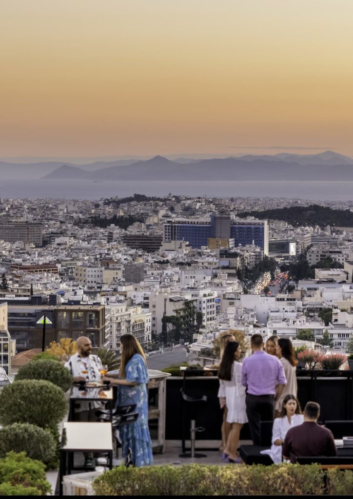 Αθήνα από ψηλά: 3 rooftops για cocktails, sunset και καλό φαγητό για το αποκαλόκαιρο - FlagInLife