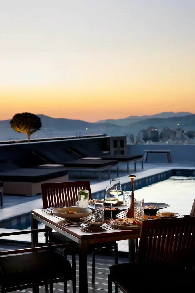 Αθήνα από ψηλά: 3 rooftops για cocktails, sunset και καλό φαγητό για το αποκαλόκαιρο - FlagInLife