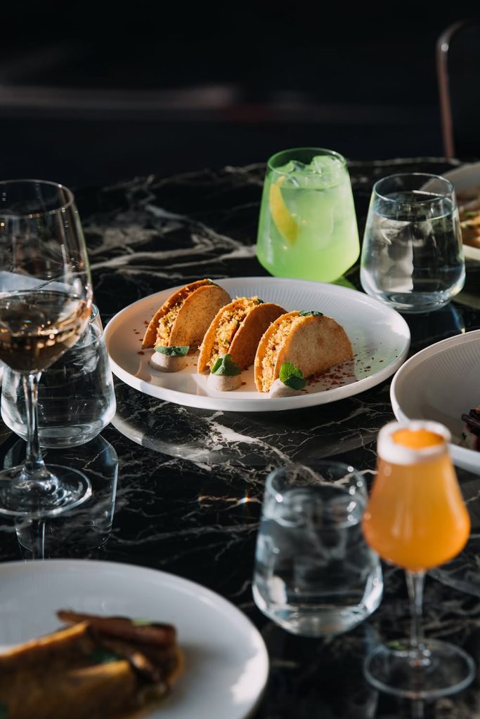 Αθήνα από ψηλά: 3 rooftops για cocktails, sunset και καλό φαγητό για το αποκαλόκαιρο - FlagInLife