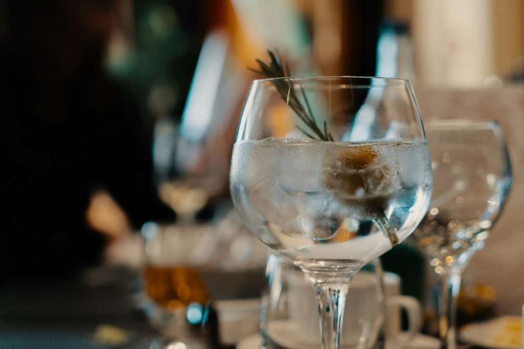 Gin Cocktails στο σπίτι: 3 εύκολες συνταγές για να παρατείνουμε το καλοκαίρι - FlagInLife
