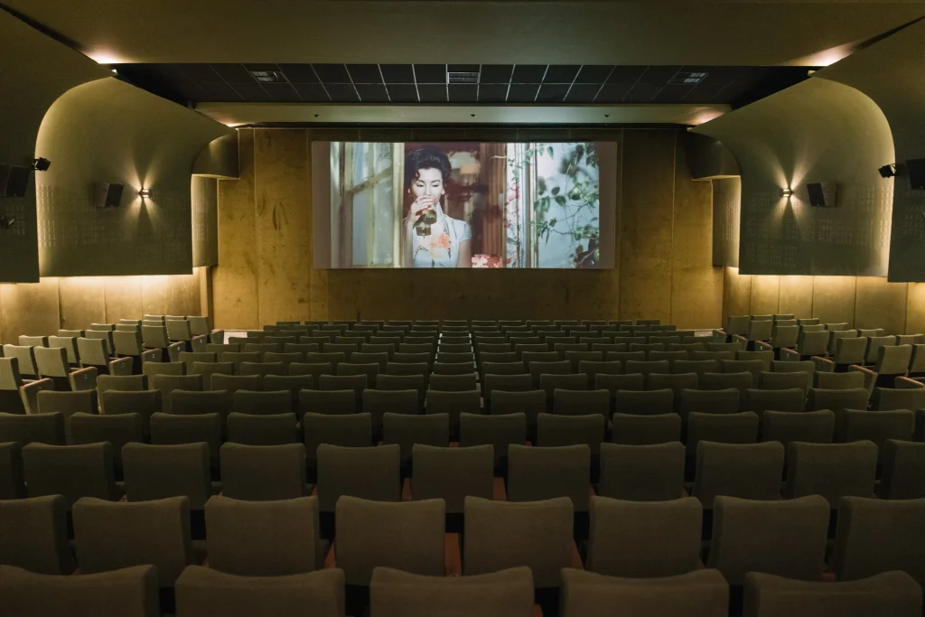Bar 2046: Μπορεί ένα cinema bar να γίνει ένα πραγματικό bar; 6 Bar 2046: Μπορεί ένα cinema bar να γίνει ένα πραγματικό bar; - FlagInLife