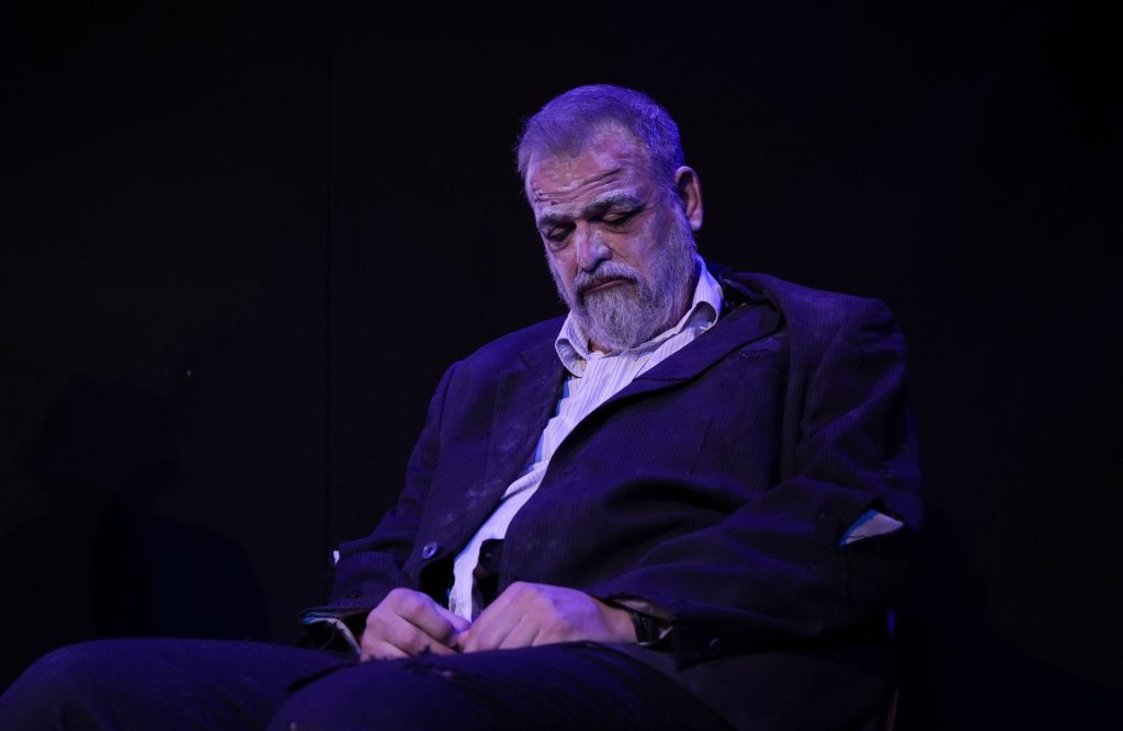 Οι «Καρέκλες» του Ιονέσκο: Η δύναμη του κειμένου και τα όρια της παράστασης στο Theatre of the No - FlagInLife