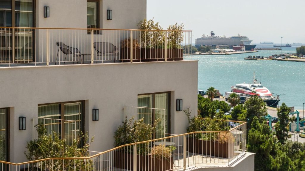 Amber Cellar: Το All Day εστιατόριο του Mitsis N’U Piraeus Port, στο ιστορικό κτίριο της ποτοποιίας METAXA 1 Amber Cellar: Το All Day εστιατόριο του Mitsis N’U Piraeus Port, στο ιστορικό κτίριο της ποτοποιίας METAXA - FlagInLife