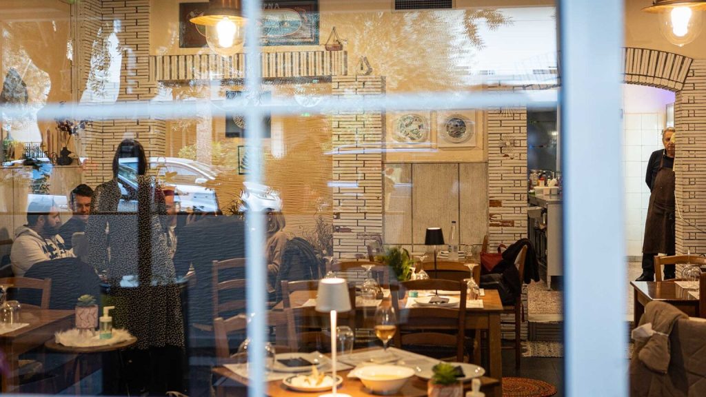 Πεζούλας Ψαροταβέρνα: Πρωτότυπες γεύσεις σε μια ταβέρνα με ιστορία από το 1951 3 Πεζούλας Ψαροταβέρνα: Πρωτότυπες γεύσεις σε μια ταβέρνα με ιστορία από το 1951 - FlagInLife