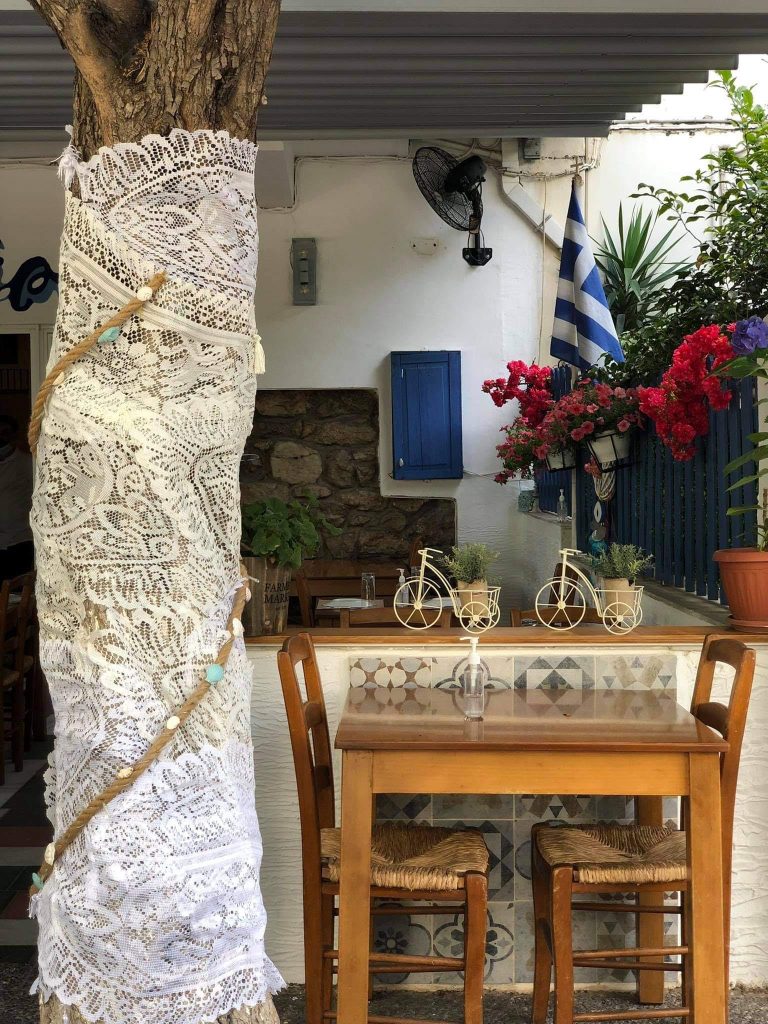 Πεζούλας Ψαροταβέρνα: Πρωτότυπες γεύσεις σε μια ταβέρνα με ιστορία από το 1951 1 Πεζούλας Ψαροταβέρνα: Πρωτότυπες γεύσεις σε μια ταβέρνα με ιστορία από το 1951 - FlagInLife